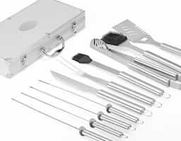 Kit churrasco 10 peças em maleta de alumínio com travas de segurança e placa central para personalização. Contém: espátula, pegador, escova para grelha, faca, pincel, garfo e quatro espetos, parte interna da maleta com revestimento em TNT e suportes de velcro para fixação das peças.