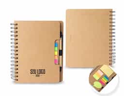 Caderneta ecológica com autoadesivos e caneta, com capa produzida em papelão kraft. Contém miolo com aproximadamente 70 folhas pautadas, suporte de nylon acompanhando, caneta de papelão com clip e ponteira de plástico com carga esferográfica 1.0mm e acionamento por clique. Bloco autoadesivo amarelo com aproximadamente 20 folhas, bloco verde com aproximadamente 20 folhas, cinco blocos coloridos autoadesivos com aproximadamente 20 folhas, 3 blocos coloridos com aproximadamente 20 folhas.