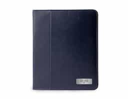 Pasta caderno de couro sintético com zíper. Possui 2 compartimentos para arquivar documentos e suporte para caneta (não acompanha caneta). A pasta contém caderno de capa dura em couro sintético, com aproximadamente 100 folhas.