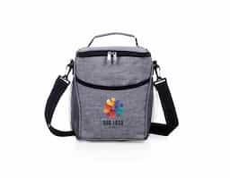 Bolsa térmica 12 litros de material poliéster com detalhes em nylon. Abertura superior, possui bolso frontal, dois bolsos de rede nas laterais, fivelas nas laterais para utilização/encaixe da alça de ombro e alça superior.