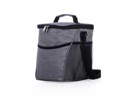 Bolsa térmica 12 litros de material poliéster com detalhes em nylon. Abertura superior, possui bolso frontal, dois bolsos de rede nas laterais, fivelas nas laterais para utilização/encaixe da alça de ombro e alça superior.