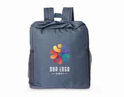 Mochila saco térmica de nylon, com capacidade de 14 litros com compartimento de saco antivazamento, bolso frontal e bolsos de tela nas laterais.