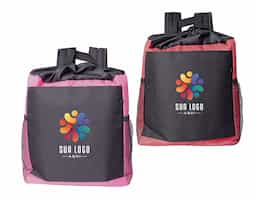 Mochila saco térmica de nylon, com capacidade de 14 litros com compartimento de saco antivazamento, bolso frontal e bolsos de tela nas laterais.