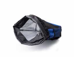 Mochila saco térmica de nylon, com capacidade de 14 litros com compartimento de saco antivazamento, bolso frontal e bolsos de tela nas laterais.