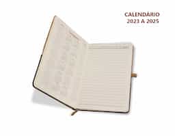 Caderneta A5 de cortiça com detalhe em linho e suporte para caneta, contém marcador de página em cetim, página para dados pessoais, calendário e aproximadamente 93 folhas marfim com pauta.

Obs.: Calendário 2023 à 2025.
