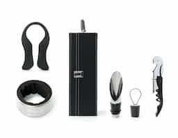 Kit vinho 4 Peças em maleta de couro sintético com duas repartições para garrafas. Contém saca-rolhas metálico, bico condutor com tampa, cortador de lacre e wine collar. Maleta com alça e trava de segurança, área interna revestida de veludo com suporte em couro sintético e velcro em cada repartição para fixação das garrafas.