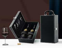 Kit vinho 4 Peças em maleta de couro sintético com duas repartições para garrafas. Contém saca-rolhas metálico, bico condutor com tampa, cortador de lacre e wine collar. Maleta com alça e trava de segurança, área interna revestida de veludo com suporte em couro sintético e velcro em cada repartição para fixação das garrafas.