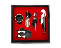 Kit vinho 5 peças em estojo de couro sintético com tampa, verso e parte interna revestida com veludo. Possui Wine collar, bico condutor com tampa, tampa de bico, saca rolhas e cortador de lacre.