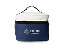 Bolsa térmica confeccionada em nylon, com capacidade de 5 litros, ideal para o transporte prático de alimentos e bebidas. Possui bolso telado que auxilia na organização de pequenos itens e facilita o acesso rápido. Acompanha plaquinha metálica destinada à personalização, agregando valor ao produto e tornando-o adequado para ações promocionais e brindes corporativos.