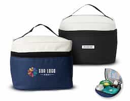 Bolsa térmica confeccionada em nylon, com capacidade de 5 litros, ideal para o transporte prático de alimentos e bebidas. Possui bolso telado que auxilia na organização de pequenos itens e facilita o acesso rápido. Acompanha plaquinha metálica destinada à personalização, agregando valor ao produto e tornando-o adequado para ações promocionais e brindes corporativos.