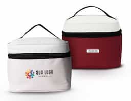 Bolsa térmica confeccionada em nylon, com capacidade de 5 litros, ideal para o transporte prático de alimentos e bebidas. Possui bolso telado que auxilia na organização de pequenos itens e facilita o acesso rápido. Acompanha plaquinha metálica destinada à personalização, agregando valor ao produto e tornando-o adequado para ações promocionais e brindes corporativos.
