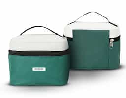 Bolsa térmica confeccionada em nylon, com capacidade de 5 litros, ideal para o transporte prático de alimentos e bebidas. Possui bolso telado que auxilia na organização de pequenos itens e facilita o acesso rápido. Acompanha plaquinha metálica destinada à personalização, agregando valor ao produto e tornando-o adequado para ações promocionais e brindes corporativos.
