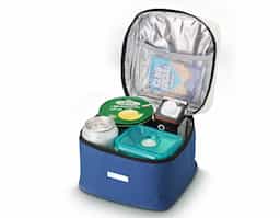Bolsa térmica confeccionada em nylon, com capacidade de 5 litros, ideal para o transporte prático de alimentos e bebidas. Possui bolso telado que auxilia na organização de pequenos itens e facilita o acesso rápido. Acompanha plaquinha metálica destinada à personalização, agregando valor ao produto e tornando-o adequado para ações promocionais e brindes corporativos.