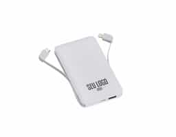 Power bank plástico de 5.000mAh com indicadores led de bateria e cabos acoplados: Lightning e V8. Acompanha cabo USB-V8 e adaptador Tipo-C.