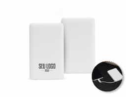Power bank plástico de 5.000mAh com indicadores led de bateria e cabos acoplados: Lightning e V8. Acompanha cabo USB-V8 e adaptador Tipo-C.