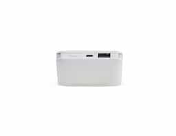 Power bank plástico de 5.000mAh com indicadores led de bateria e cabos acoplados: Lightning e V8. Acompanha cabo USB-V8 e adaptador Tipo-C.