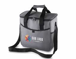Bolsa térmica 16 litros confeccionada em nylon e poliéster. Possui bolso frontal, bolsos laterais de malha, alça de mão com pegador cinza de velcro e alça ajustável para as costas.