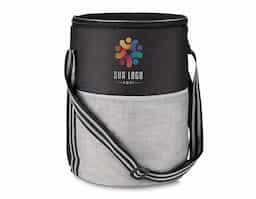 Bolsa térmica, confeccionada em nylon com capacidade para 25 litros, o produto possui bolso frontal, alça de ombro regulável e parte interna com costura soldada (Não vaza).