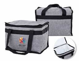 Bolsa térmica 13 litros confeccionada em poliéster, contém revestimento interno em polietileno atóxico soldado (não vaza) e alça para mãos.