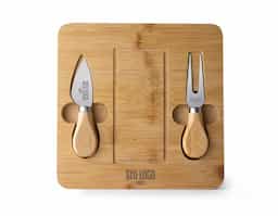 Kit queijo 3 peças, contém: tábua de bambu com canaleta, faca com ponta, garfo e espátula. Tábua com imã para encaixe e fixação dos utensílios.