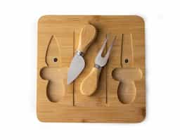 Kit queijo 3 peças, contém: tábua de bambu com canaleta, faca com ponta, garfo e espátula. Tábua com imã para encaixe e fixação dos utensílios.