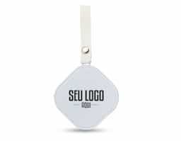 Cabo USB retrátil com suporte para celular. Contém entradas Lightning/iPhone, V8/Android, Tipo-C/Android e 4 diferentes ajustes do comprimentos dos cabos. Suporte de frente lisa e com alça para transporte em couro sintético.