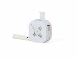 Cabo USB retrátil com suporte para celular. Contém entradas Lightning/iPhone, V8/Android, Tipo-C/Android e 4 diferentes ajustes do comprimentos dos cabos. Suporte de frente lisa e com alça para transporte em couro sintético.