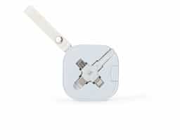Cabo USB retrátil com suporte para celular. Contém entradas Lightning/iPhone, V8/Android, Tipo-C/Android e 4 diferentes ajustes do comprimentos dos cabos. Suporte de frente lisa e com alça para transporte em couro sintético.