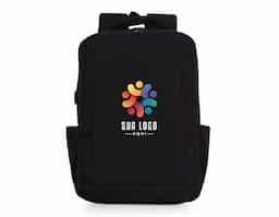 Mochila de nylon de 21 litros, com dois compartimentos, sendo o principal com bolso para notebook de até 15,6". Possui divisórias internas para acessórios, bolsos laterais e suporte externo USB. Conta também com duas alças de mão e alça para engate em malas de viagem, oferecendo praticidade e organização.