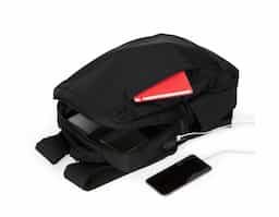 Mochila de nylon de 21 litros, com dois compartimentos, sendo o principal com bolso para notebook de até 15,6". Possui divisórias internas para acessórios, bolsos laterais e suporte externo USB. Conta também com duas alças de mão e alça para engate em malas de viagem, oferecendo praticidade e organização.