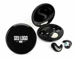 Fone de ouvido bluetooth vem com um botão para comandos e um case carregador com display de bateria. Também possui um modo sono, onde funciona por 45 minutos antes de desligar automaticamente. Acompanha USB Tipo-C, cordão de silicone e 2 pares de eartips em diferentes tamanhos.
