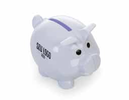 Cofre plástico em formato de porquinho, resistente e na cor branca. Para abri-lo, basta girar o compartimento na base, seguindo as setas indicativas. Ideal para guardar moedas e pequenos objetos de valor de forma segura e prática. Adorável e funcional, é uma ótima opção para presentear ou decorar o ambiente.