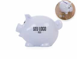 Cofre plástico em formato de porquinho, resistente e na cor branca. Para abri-lo, basta girar o compartimento na base, seguindo as setas indicativas. Ideal para guardar moedas e pequenos objetos de valor de forma segura e prática. Adorável e funcional, é uma ótima opção para presentear ou decorar o ambiente.