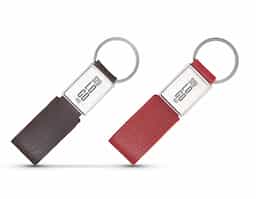 Chaveiro confeccionado com uma estrutura de metal e uma alça em couro sintético. Combinando funcionalidade e estilo, é a escolha ideal para manter suas chaves organizadas com facilidade e adicionar um toque de sofisticação ao seu dia-a-dia.