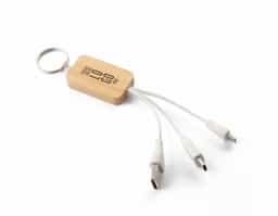 Chaveiro de bambu com cabo embutido para carregamento. Este modelo possui entradas USB, lightning e tipo C, compatível com a maioria dos dispositivos eletrônicos, trazendo assim, praticidade para quem precisa estar sempre conectado.