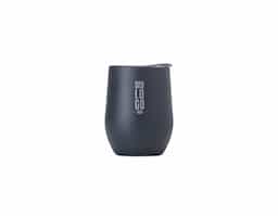 O copo térmico 300ml em aço inox com parede dupla é uma excelente opção para manter suas bebidas quentes ou frias por mais tempo. Ele é perfeito para tomar um café, chá, suco ou qualquer outra bebida que você queira manter na temperatura ideal enquanto estiver em movimento. Além disso, o design em inox confere um visual moderno e elegante ao copo térmico.
