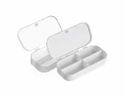 Porta comprimidos plástico com quatro divisórias, ideal para organizar e transportar seus medicamentos diários com praticidade. Compacto e leve, cabe facilmente em bolsas ou bolsos, sendo perfeito para viagens ou uso diário. Garanta uma rotina de medicamentos organizada e sem complicações.