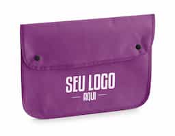 Esta bolsa porta documentos em non-woven é leve e durável, pesando 80 g/m². Com dimensões de 340 x 240 mm, é espaçosa o suficiente para guardar documentos com facilidade. Seu material resistente garante proteção aos seus itens enquanto você se desloca. Ideal para organização e transporte de documentos de forma prática e segura.