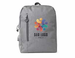 Mochila de nylon 23 litros com dois compartimentos, sendo o principal com bolso para notebook 15,6. A mochila possui bolso lateral, suporte externo para USB e adaptador P2.