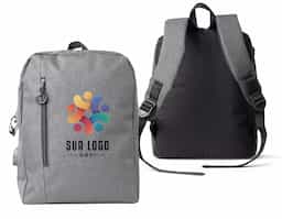 Mochila de nylon 23 litros com dois compartimentos, sendo o principal com bolso para notebook 15,6. A mochila possui bolso lateral, suporte externo para USB e adaptador P2.
