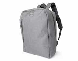 Mochila de nylon 23 litros com dois compartimentos, sendo o principal com bolso para notebook 15,6. A mochila possui bolso lateral, suporte externo para USB e adaptador P2.