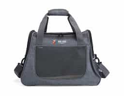 Bolsa para transporte de pets, confeccionada em tecido Oxford com bolso lateral. Seu tapete dupla face, com uma camada aveludada, foi projetado para proporcionar o máximo conforto ao pet. Equipada com telas respiráveis em nylon, esta bolsa apresenta uma abertura superior e duas aberturas laterais com faixas refletivas, sendo uma delas com abertura completa, permitindo uma experiência de transporte arejada, com entrada e saída prática para o pet. As alças de mão, estrategicamente equipadas com suporte para junção, garantem conforto durante o transporte manual, enquanto a alça transversal proporciona um transporte ergonômico com distribuição mais eficiente do peso.