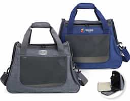 Bolsa para transporte de pets, confeccionada em tecido Oxford com bolso lateral. Seu tapete dupla face, com uma camada aveludada, foi projetado para proporcionar o máximo conforto ao pet. Equipada com telas respiráveis em nylon, esta bolsa apresenta uma abertura superior e duas aberturas laterais com faixas refletivas, sendo uma delas com abertura completa, permitindo uma experiência de transporte arejada, com entrada e saída prática para o pet. As alças de mão, estrategicamente equipadas com suporte para junção, garantem conforto durante o transporte manual, enquanto a alça transversal proporciona um transporte ergonômico com distribuição mais eficiente do peso.