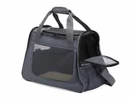 Bolsa para transporte de pets, confeccionada em tecido Oxford com bolso lateral. Seu tapete dupla face, com uma camada aveludada, foi projetado para proporcionar o máximo conforto ao pet. Equipada com telas respiráveis em nylon, esta bolsa apresenta uma abertura superior e duas aberturas laterais com faixas refletivas, sendo uma delas com abertura completa, permitindo uma experiência de transporte arejada, com entrada e saída prática para o pet. As alças de mão, estrategicamente equipadas com suporte para junção, garantem conforto durante o transporte manual, enquanto a alça transversal proporciona um transporte ergonômico com distribuição mais eficiente do peso.