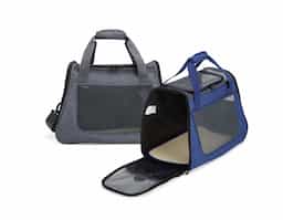 Bolsa para transporte de pets, confeccionada em tecido Oxford com bolso lateral. Seu tapete dupla face, com uma camada aveludada, foi projetado para proporcionar o máximo conforto ao pet. Equipada com telas respiráveis em nylon, esta bolsa apresenta uma abertura superior e duas aberturas laterais com faixas refletivas, sendo uma delas com abertura completa, permitindo uma experiência de transporte arejada, com entrada e saída prática para o pet. As alças de mão, estrategicamente equipadas com suporte para junção, garantem conforto durante o transporte manual, enquanto a alça transversal proporciona um transporte ergonômico com distribuição mais eficiente do peso.