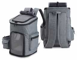 Mochila para transporte de pets, confeccionada em tecido Oxford, apresenta um compartimento lateral e bolsos adicionais. Seu tapete dupla face, com uma camada aveludada, foi projetada para garantir o máximo conforto ao pet. Equipada com telas respiráveis em nylon, esta mochila possui duas aberturas superiores: uma completa e outra parcial, com cobertura ajustável. Além disso, conta com uma abertura frontal parcial e um fundo com abertura completa, proporcionando uma experiência de transporte arejada e prática para entrada e saída do pet. A mochila dispõe de alça de mão e alças para as costas revestidas com material respirável.