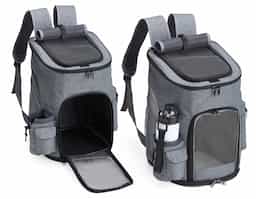 Mochila para transporte de pets, confeccionada em tecido Oxford, apresenta um compartimento lateral e bolsos adicionais. Seu tapete dupla face, com uma camada aveludada, foi projetada para garantir o máximo conforto ao pet. Equipada com telas respiráveis em nylon, esta mochila possui duas aberturas superiores: uma completa e outra parcial, com cobertura ajustável. Além disso, conta com uma abertura frontal parcial e um fundo com abertura completa, proporcionando uma experiência de transporte arejada e prática para entrada e saída do pet. A mochila dispõe de alça de mão e alças para as costas revestidas com material respirável.