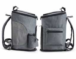 Mochila para transporte de pets, confeccionada em tecido Oxford, apresenta um compartimento lateral e bolsos adicionais. Seu tapete dupla face, com uma camada aveludada, foi projetada para garantir o máximo conforto ao pet. Equipada com telas respiráveis em nylon, esta mochila possui duas aberturas superiores: uma completa e outra parcial, com cobertura ajustável. Além disso, conta com uma abertura frontal parcial e um fundo com abertura completa, proporcionando uma experiência de transporte arejada e prática para entrada e saída do pet. A mochila dispõe de alça de mão e alças para as costas revestidas com material respirável.