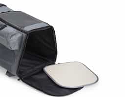 Mochila para transporte de pets, confeccionada em tecido Oxford, apresenta um compartimento lateral e bolsos adicionais. Seu tapete dupla face, com uma camada aveludada, foi projetada para garantir o máximo conforto ao pet. Equipada com telas respiráveis em nylon, esta mochila possui duas aberturas superiores: uma completa e outra parcial, com cobertura ajustável. Além disso, conta com uma abertura frontal parcial e um fundo com abertura completa, proporcionando uma experiência de transporte arejada e prática para entrada e saída do pet. A mochila dispõe de alça de mão e alças para as costas revestidas com material respirável.