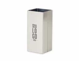 O porta-canetas metálico espelhado oferece uma fusão de estilo contemporâneo e funcionalidade. Com acabamento em metal brilhante, proporciona um toque elegante à sua mesa de trabalho. Ideal para organizar canetas de forma prática e adicionar um charme sofisticado ao ambiente.